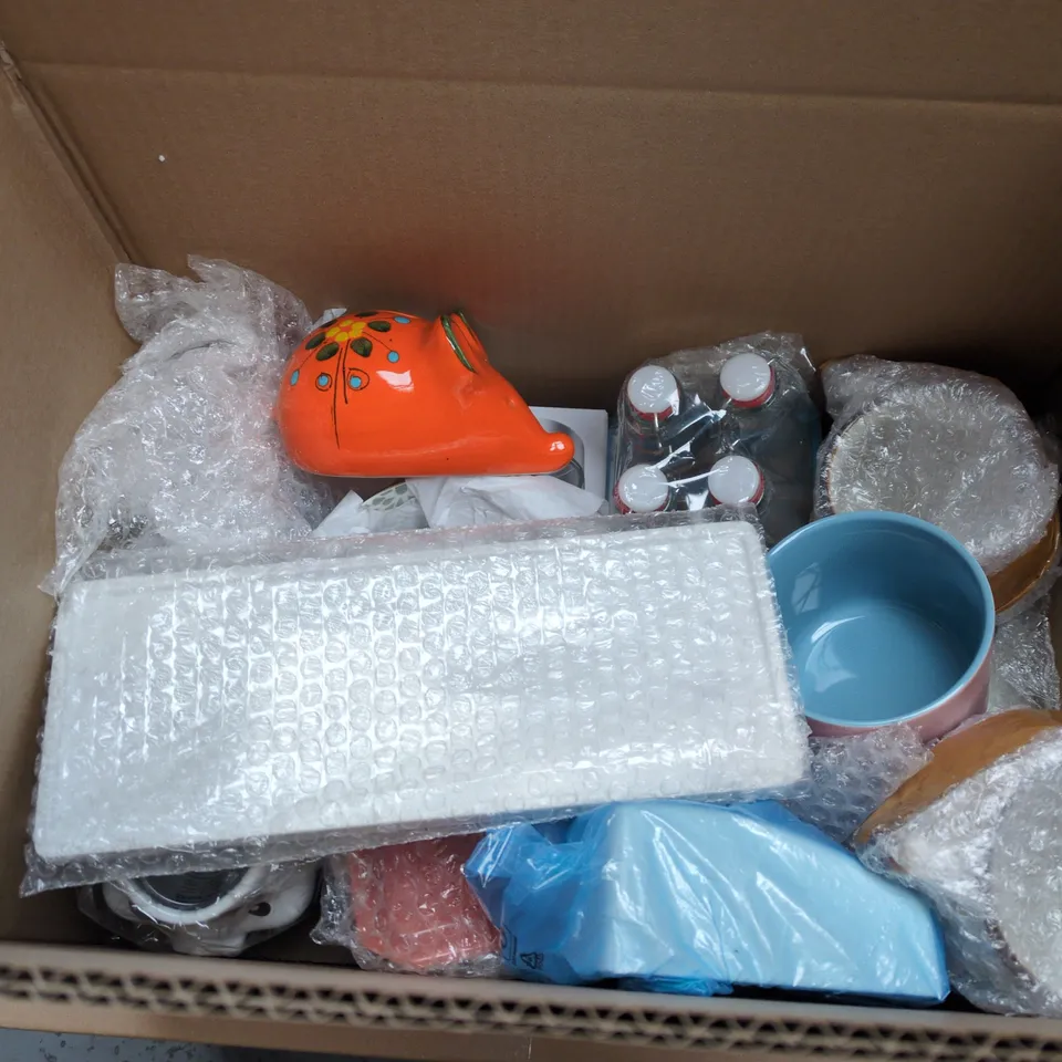 LOT OF APPROXIMATELY 20 ASSORTED POTTERY ITEMS TO INCLUDE MUGS, GLASS CAT ORNAMENT AND PLATES/BOWLS