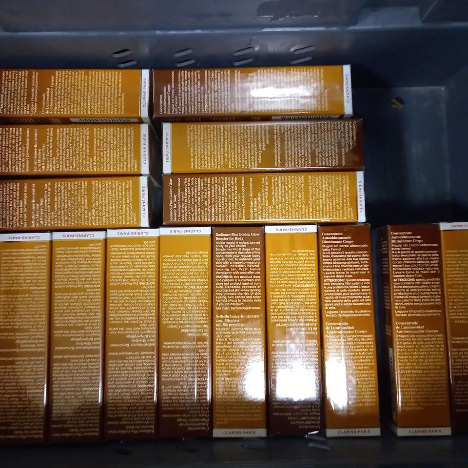 LOT OF APPROXIMATELY 23 CLARINS SUNCARE & TANNING ITEMS
