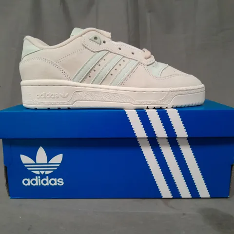 BOXED PAIR OF ADIDAS RIVALRY LOW W SHOES IN OFF WHITE/PASTEL GREEN UK SIZE 5