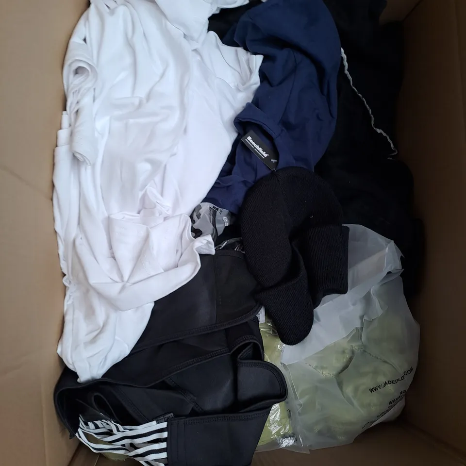BOX OF APPROXIMATELY 20 ASSORTED CLOTHING AND FASHION ITEMS IN VARIOUS STYLES AND SIZES TO INCLUDE TOPS , DRESSES , JEANS , ETC