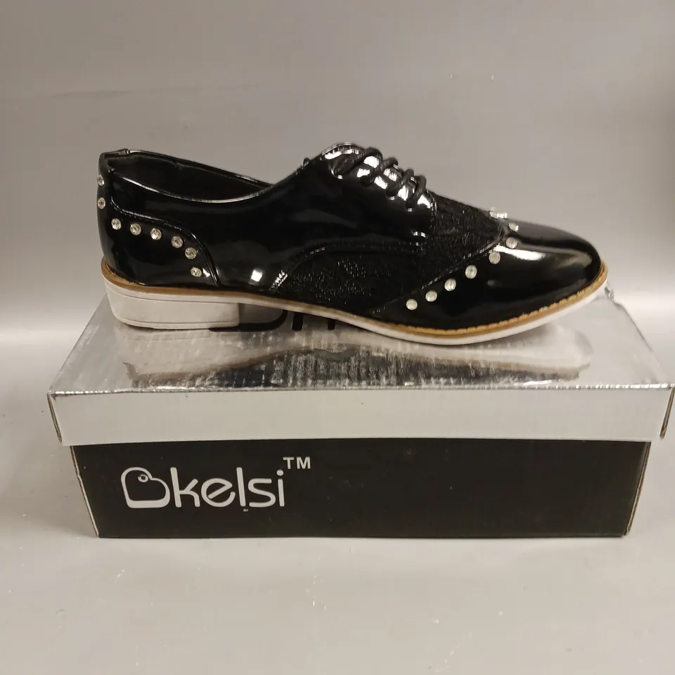 BOXED PAIR OF KELSI LACED SEQUINED SHOES IN BLACK - 4