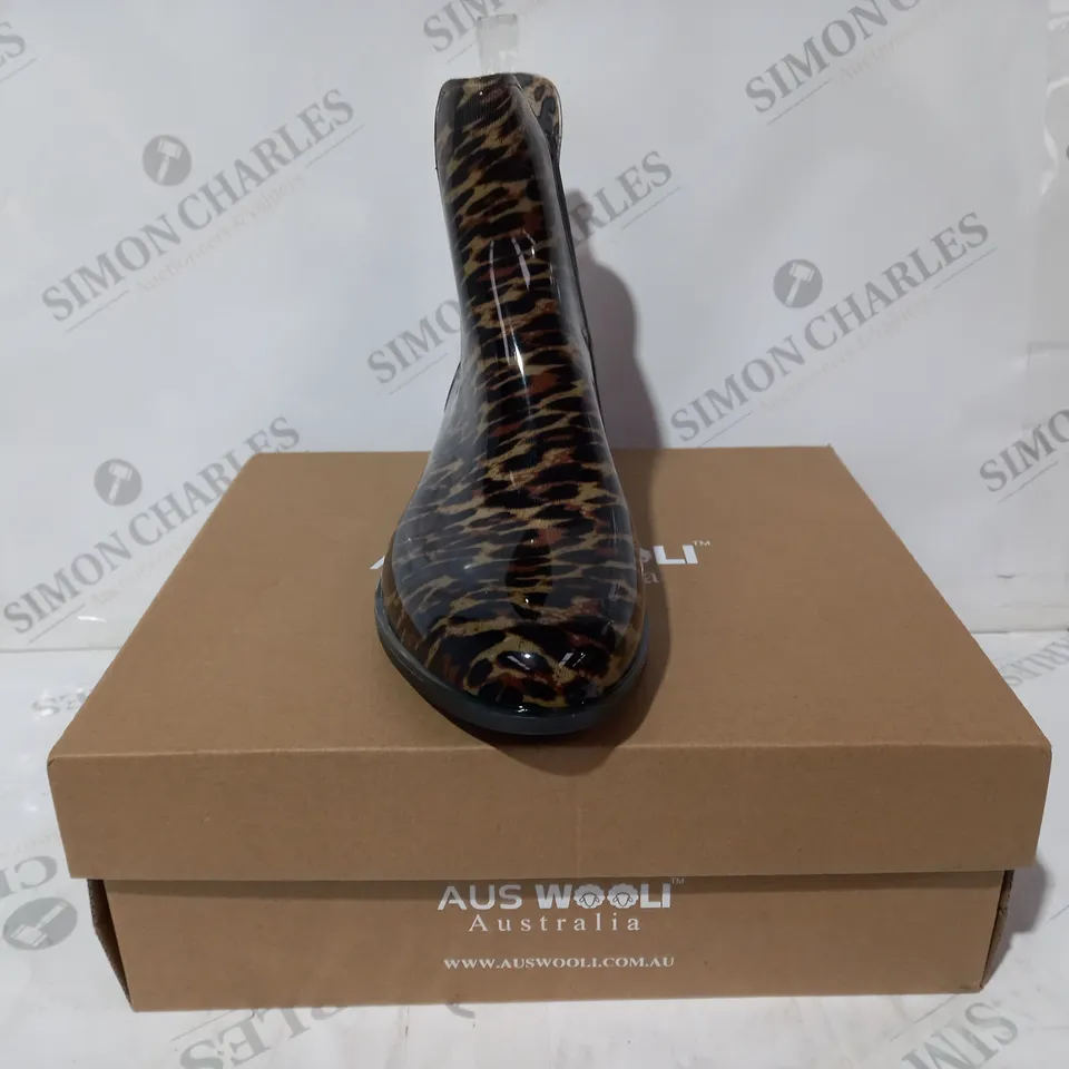 BOXED PAIR OF AUS WOOLI AUSTRALIA SHOES IN LEOPARD PRINT UK SIZE 7