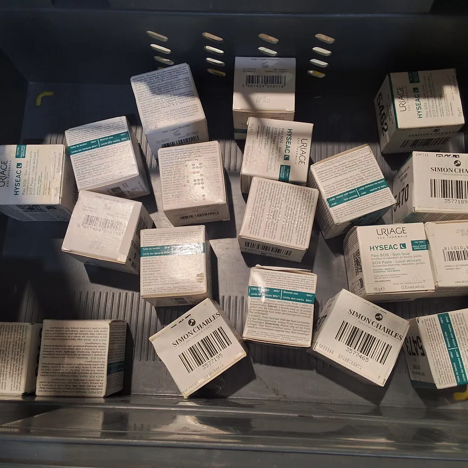 LOT OF APPROXIMATELY 30 ASSORTED ITEMS TO INCLUDE NIKON ACCESSORY KIT, SAMSUNG COVERS,MARVEL JOGGERS AND URIAGE SOS PASTE