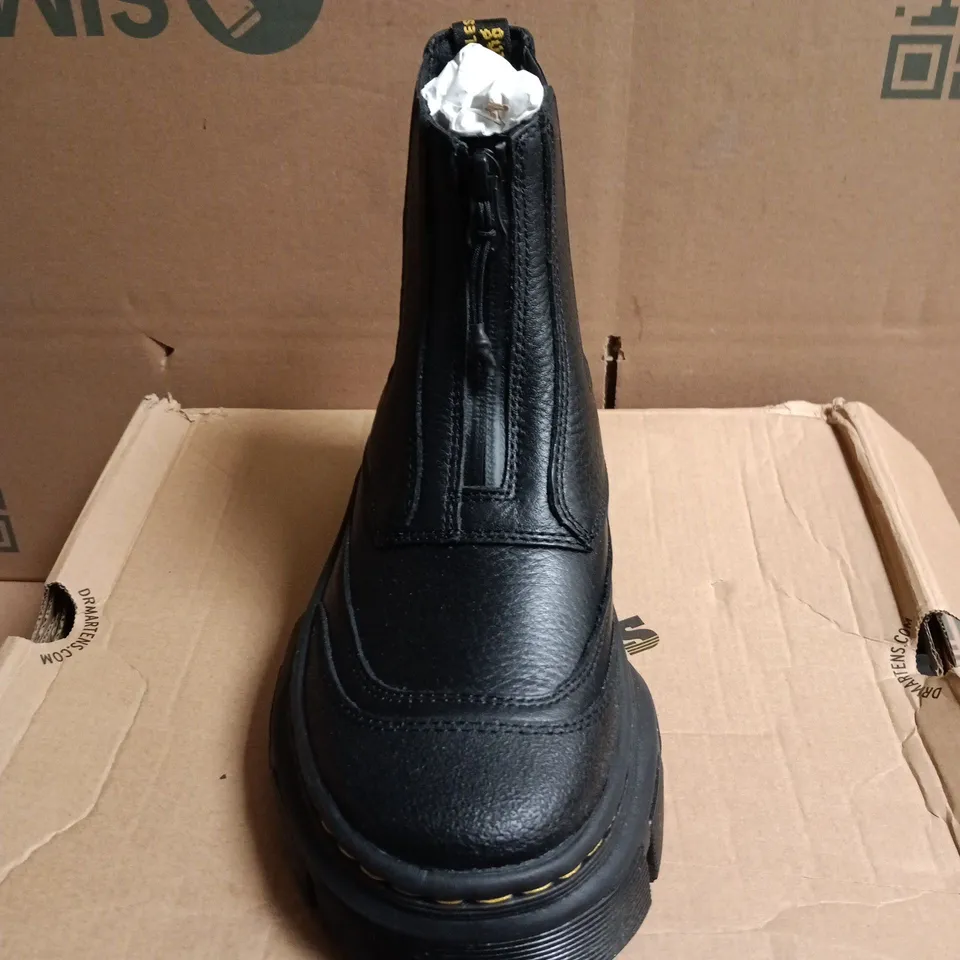BOXED PAIR OF DR. MARTENS DMXL ZIP BOOTS – BLACK LEATHER, UK4