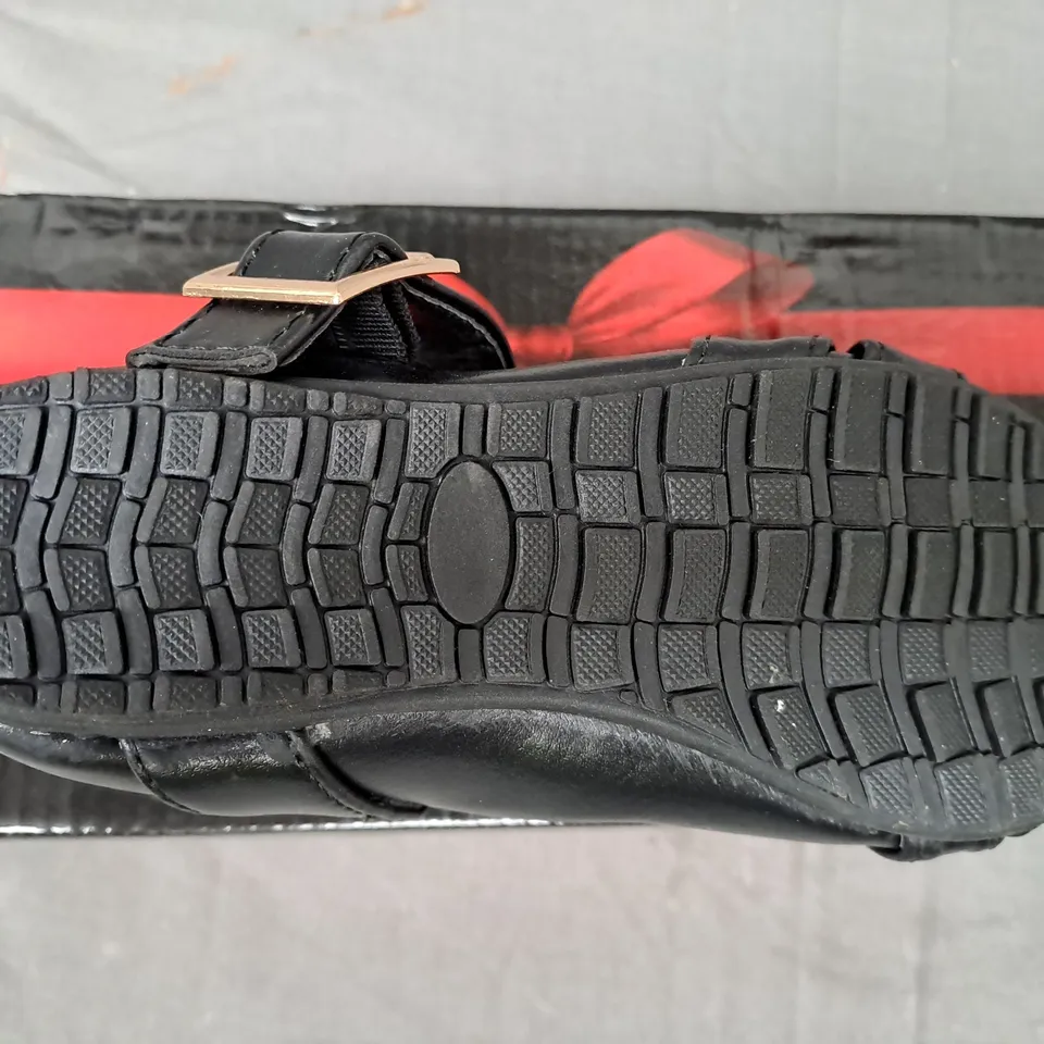 BOX OF APPROXIMATELY 10 PAIRS OF FOREVER KIDS SHOES IN BLACK IN VARIOUS SIZES