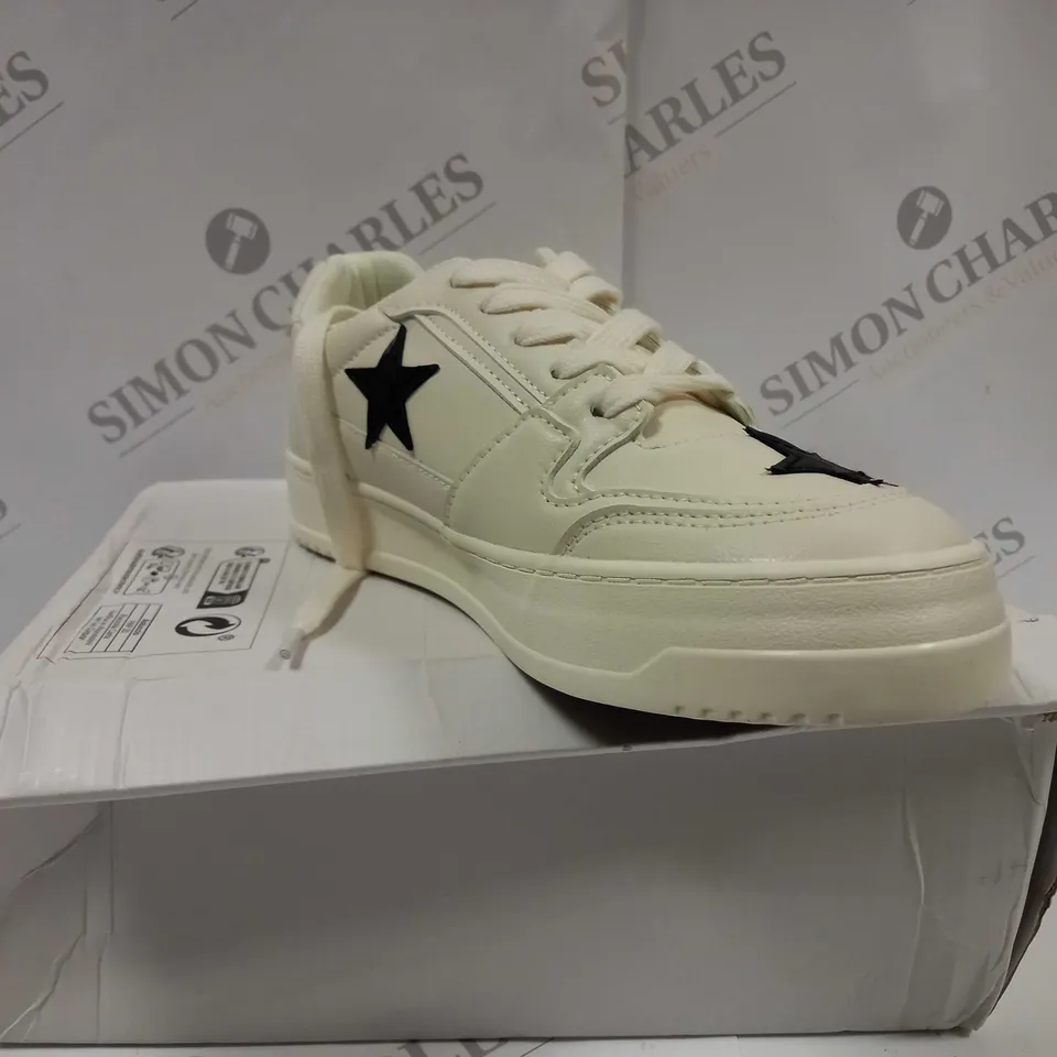 BOXED PAIR OF TRAINERS UK SIZE 5