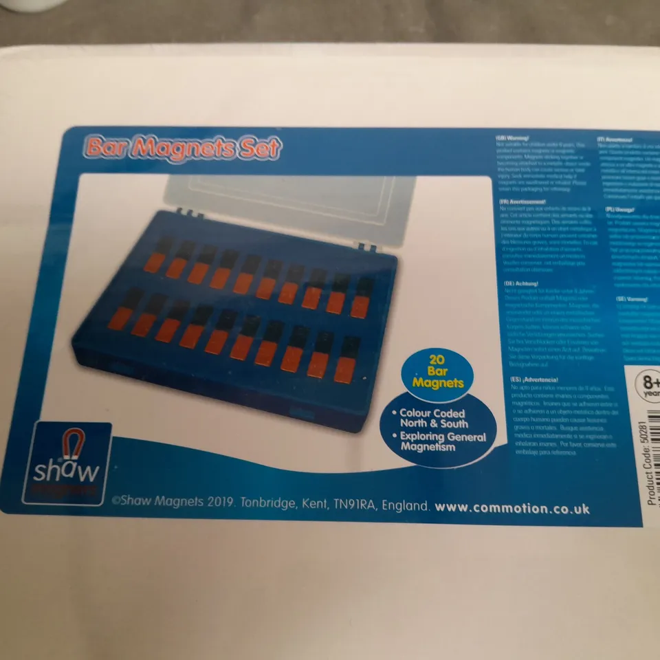 LOT OF APPROXIMATELY 18 ASSORTED LABORATORY ITEMS TO INCLUDE PRISM GLASS BLOCKS, IRON FILLINGS, BAR MAGNETS SET AND WAVE FORM SLINKYS