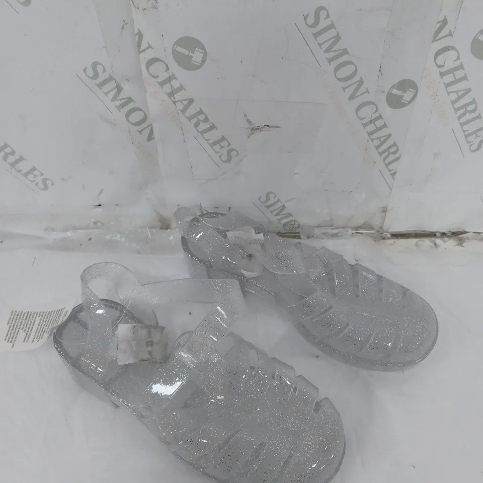 APPROXIMATELY 15 PAIRS OF BAGGED JEWELLED BLOCK HEEL SANDALS IN VARIOUS SIZES 