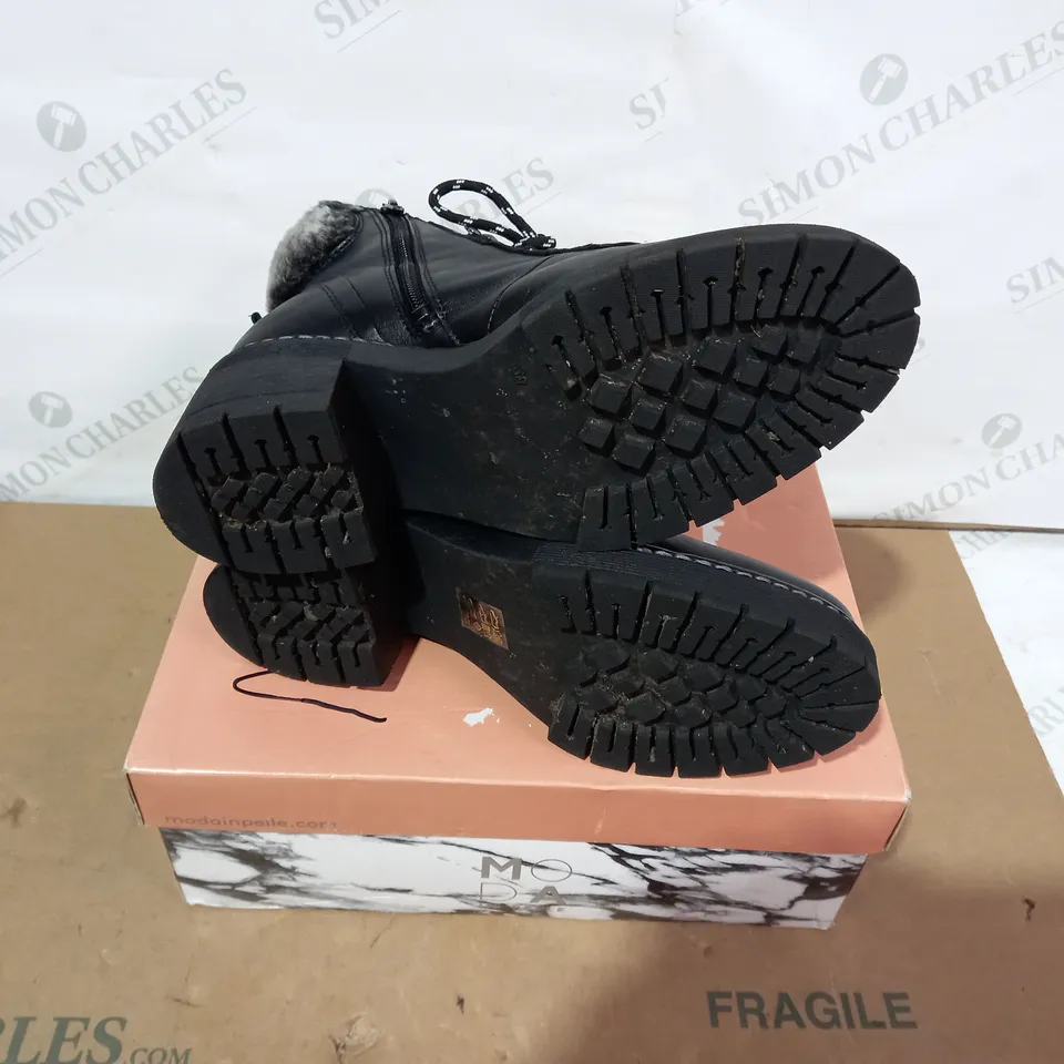BOXED PAIR OF MODA IN PELLE BOOTS  - SIZE 38