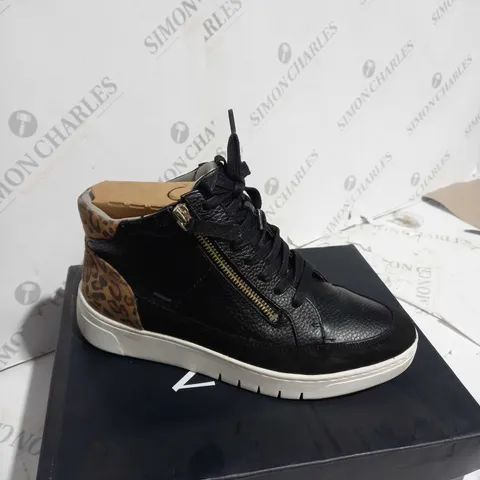 BOXED NATURALIZER HADLEY HI TOP TRAINERS, BLACK - SIZE 5