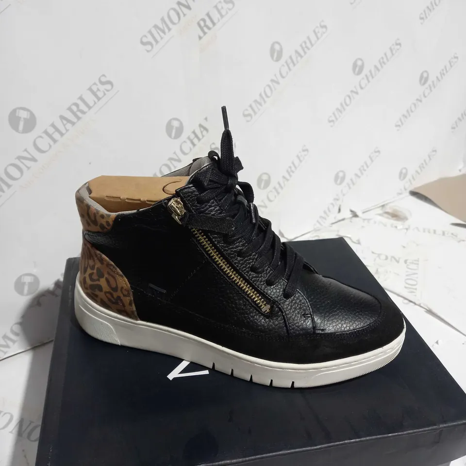 BOXED NATURALIZER HADLEY HI TOP TRAINERS, BLACK - SIZE 5