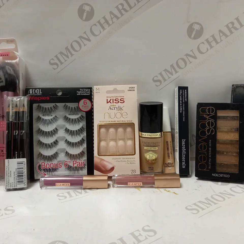 LOT OF APPROX 12 ASSORTED BEAUTY PRODUCTS TO INCLUDE MAXFACTOR 3IN1 FOUNDATION - N75 GOLDEN, BAREMINERALS EYELINER - ONYX, ARDELL WIPSIES LASHES, ETC