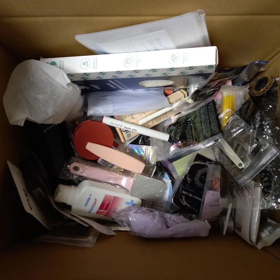 BOX OF APPROX 30 ASSORTED COSMETIC ITEMS TO INCLUDE POLY ZINC+ CEMENT, LOLLYPOP SURPRISE BATH BOMB, REVITALE SALICYLIC ACID SCRUB SOAP