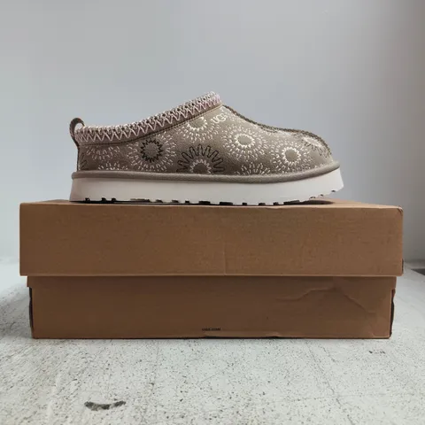 BOXED PAIR OF UGG K TAZZ SUN STITCH SHOES IN LIGHT TAUPE/PINK SIZE UK 3