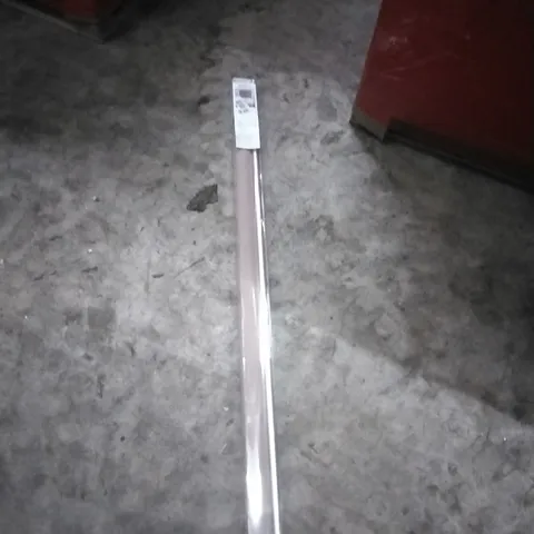 PALLET OF ASSORTED ITEMS INCLUDING; ROLLER BLIND, GLASS MIRROR 