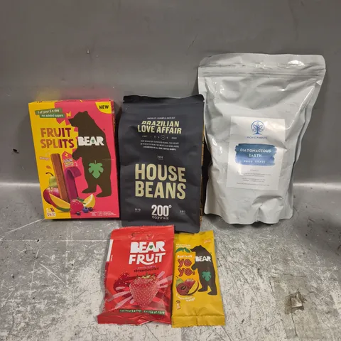 APPROXIMATELY 15 ASSORTED FOOD/DRINK PRODUCTS TO INCLUDE FRUITS BEAR SNACKS, HOUSE BEANS, DIATOMACEOUS EARTH ETC