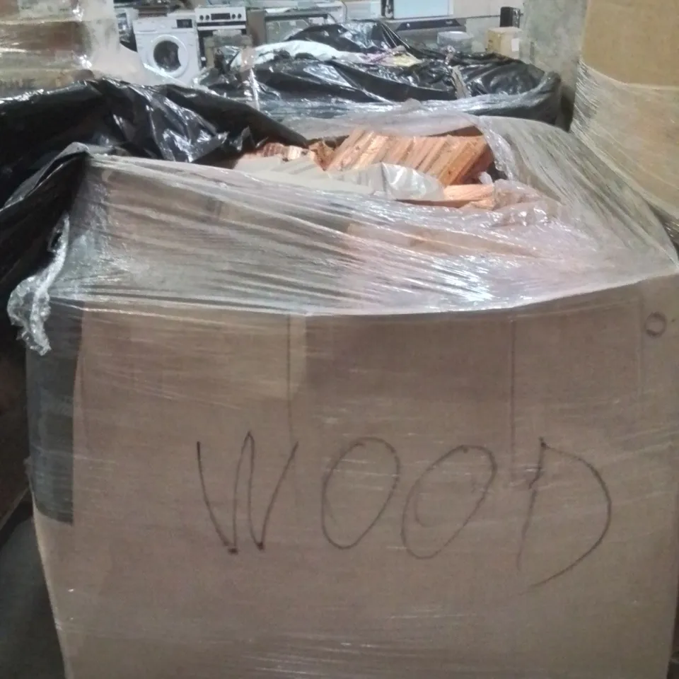 PALLET CONTAINING A LARGE QUANTITY OF WOOD LOGS