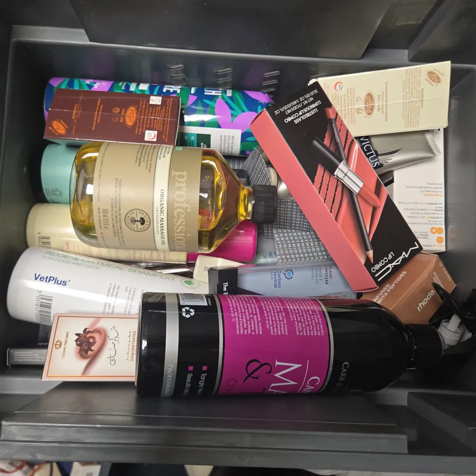 APPROXIMATELY 20 ASSORTED COSMETICS ITEMS TO INCLUDE N07 EXTREME LENGTH WATERPROOF PLASTIC BRUSH, MAC LIP COMBO, FAITH IN NATURE BODY WASH, ETC