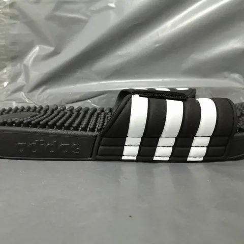 PAIR OF ADIDAS ADISSAGE SLIDERS IN BLACK/WHITE UK SIZE 9