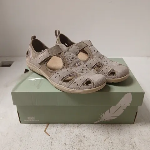 FREE SPIRIT GREY SANDALS - 6