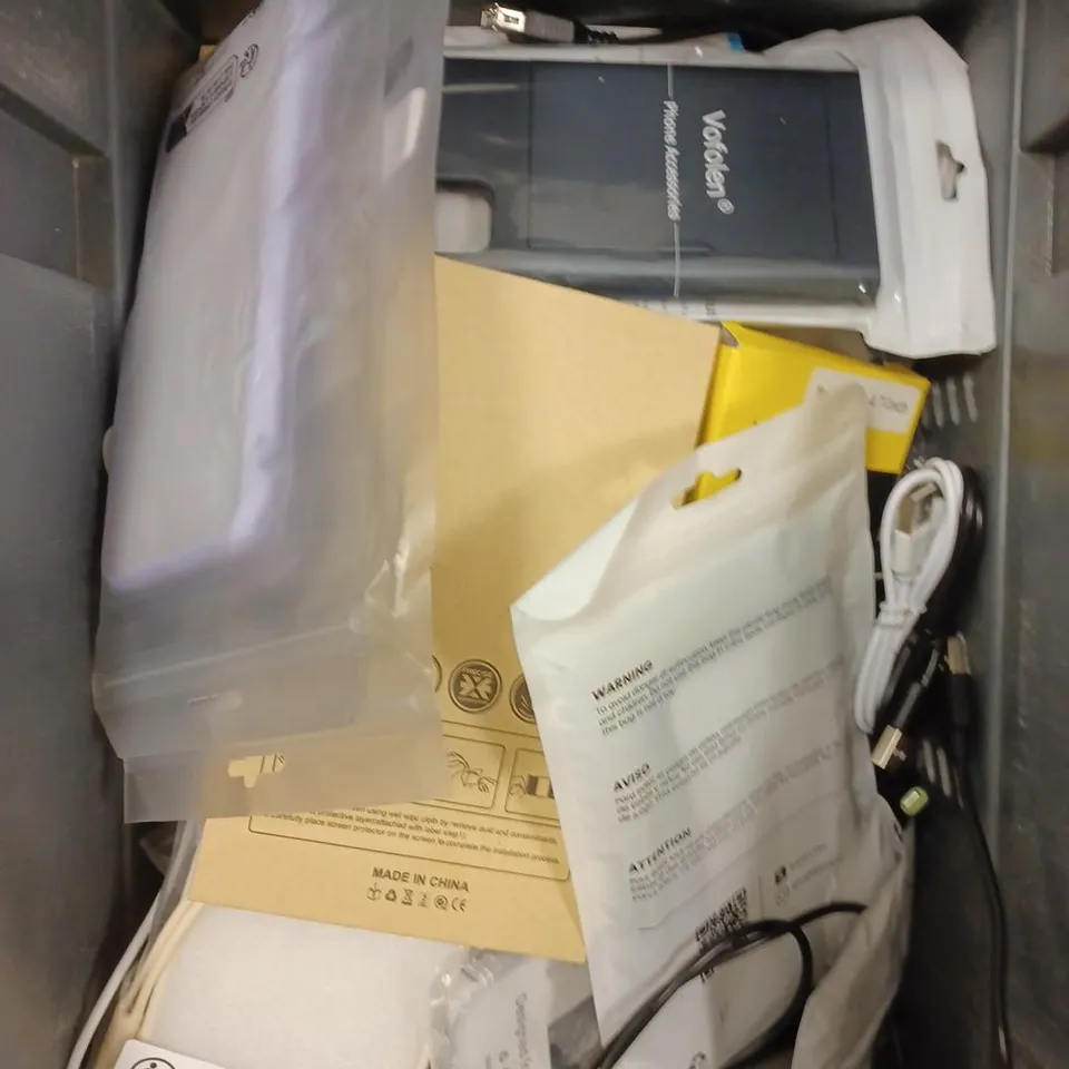 BOX OF APPROXIMATELY 25 ASSORTED MOBILE PHONE/TABLET ACCESSORIES TO INCLUDE CASES, CHARGING CABLES, POWER BANKS ETC 