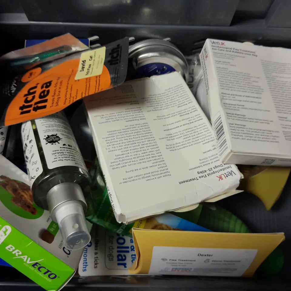 BOX OF APPROXIMATELY 13 ITEMS TO INCLUDE - BUGALUGS ALL IN 1 SHAMPOO , FRESH BREATH DENTAL HEALTH , EQUI N ICE COOLING BANDAGE ETC