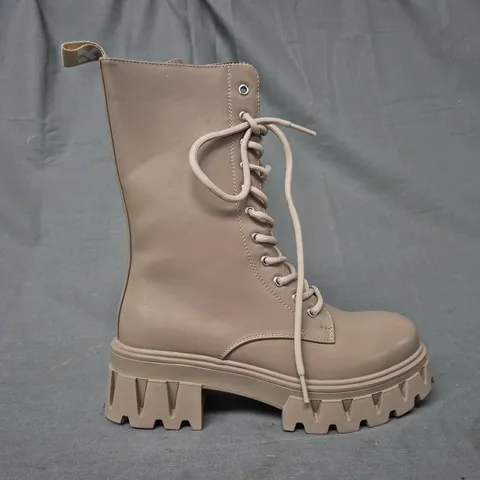 BOXED PAIR OF KOI LACE-UP BOOTS IN SAND UK SIZE 5