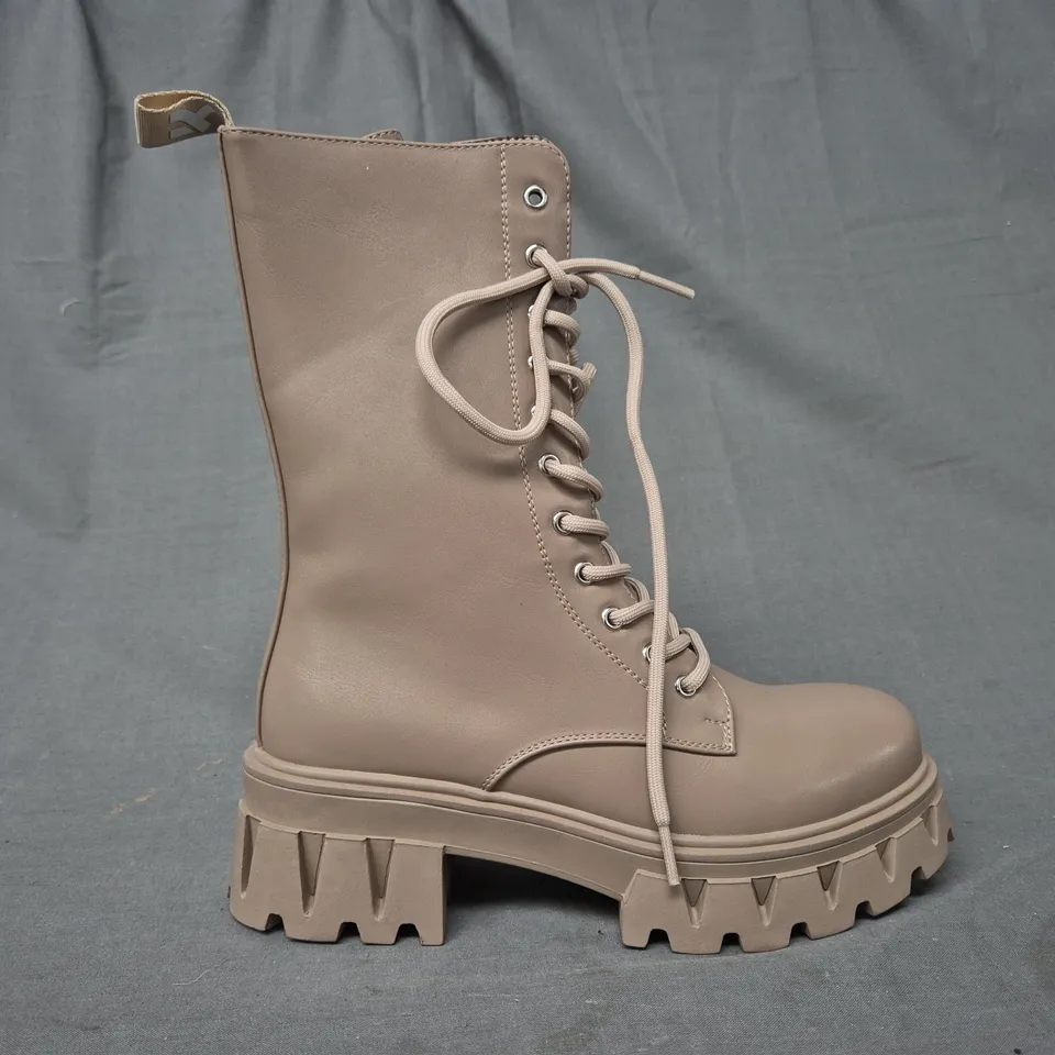 BOXED PAIR OF KOI LACE-UP BOOTS IN SAND UK SIZE 5