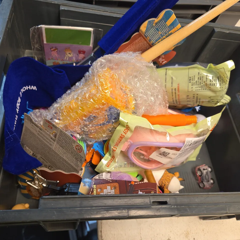 LARGE QUANTITY OF TOYS AND ACCESSORIES TO INCLUDE; HELIX OXFORD MATHEMATICAL INSTRUMENTS, VISIO SOUND STAY CONNECTED, YOTO STORY, OM TUNING FORK AND MAGIC ELASTI SAND