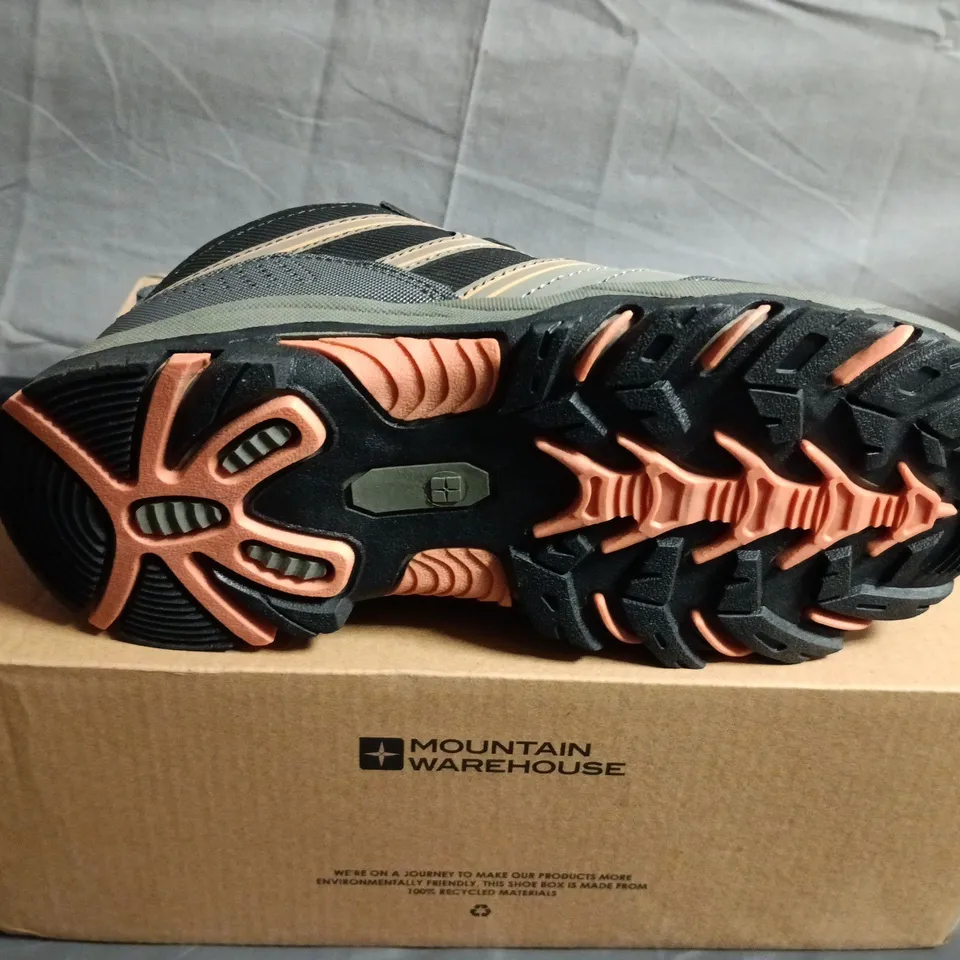 BOXED PAIR OF MOUNTAIN WAREHOUSE KIDS WALKING BOOTS – DARK GREY, UK 3 