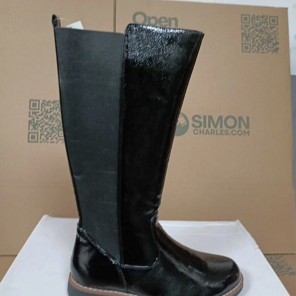 BOXED PAIR OF SHOES BY EMMA WOMEN'S BLACK PATENT KNEE-HIGH BOOTS – UK 7
