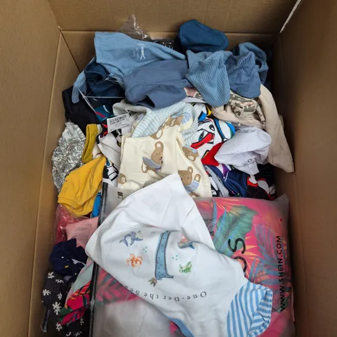BOX OF APPROXIMATELY 25 ASSORTED KIDS CLOTHING ITEMS TO INCLUDE - TOP , SHORTS , T-SHIRT ETC - COLLECTION ONLY