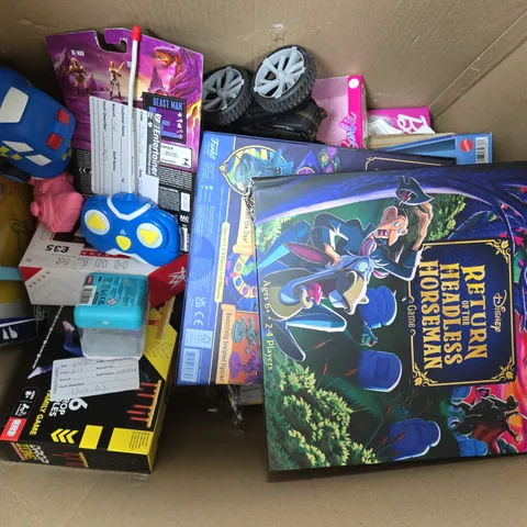 APPROXIMATELY 12 ASSORTED TOYS & GAMES PRODUCTS TO INCLUDE CLIFF CRAWLER MONSTER TRUCK, RETURN OF THE HEADLESS HORSEMAN GAME, MASTERS OF THE UNIVERSE BEASTMAN FIGURE, ETC