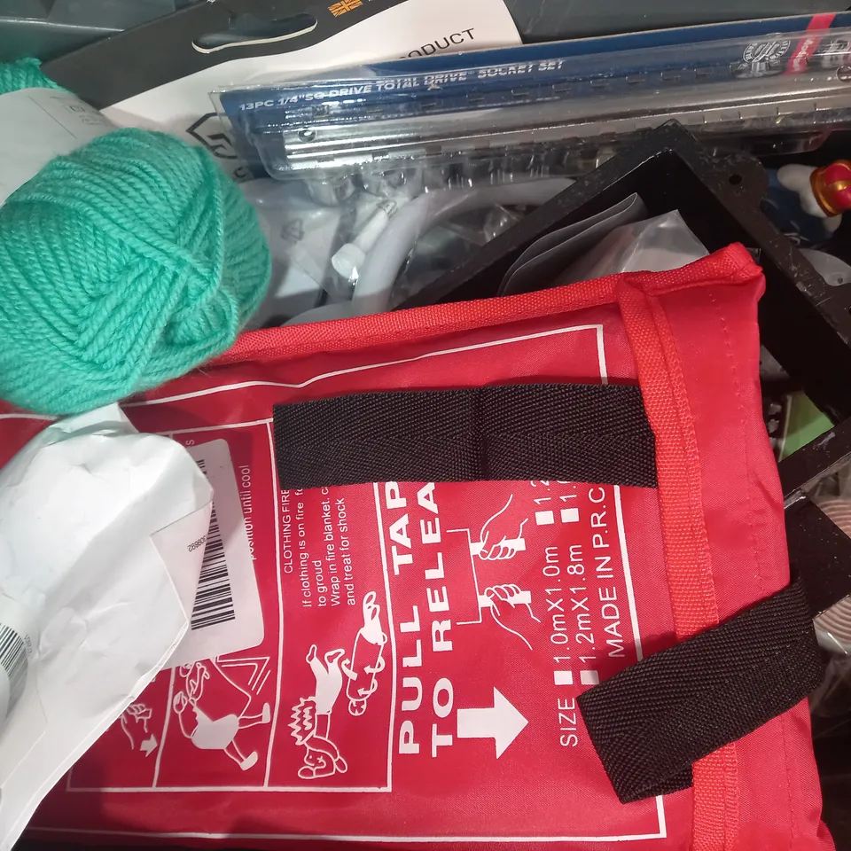 LOT OF APPROXIMATELY 10 ASSORTED HOUSEHOLD ITEMS TO INCLUDE AMIGO ACRYLIC YARN, INTERIOR DEHUMIDIFIER, CAN OPENER, ETC