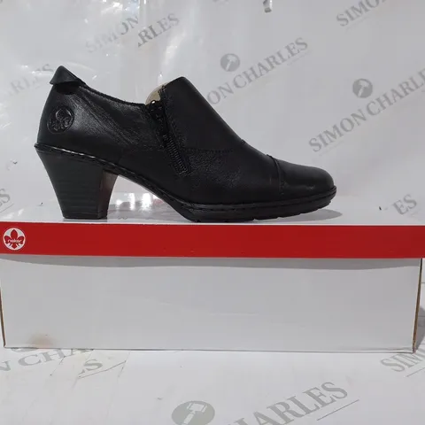 BOXED PAIR OF RIEKER ANTISTRESS BOOT BLACK SIZE 5