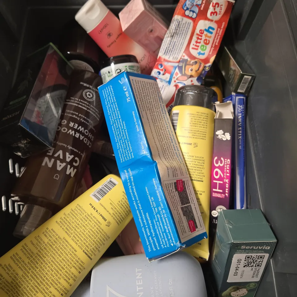 APPROXIMATELY 15 ASSORTED HEALTH & BEAUTY PRODUCTS TO INCLUDE HAND WASH, CONDITIONER, INFECTED EYE DROPS ETC