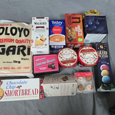 LOT OF 16 ASSORTED FOOD ITEMS TO INCLUDE PREMIUM GARI, CHRISTMAS PUDDINGS AND SHORTBREAD