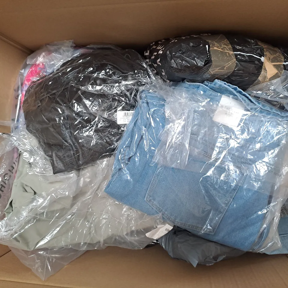 APPROXIMATELY 20 ASSORTED CLOTHING ITEMS IN VARIOUS STYLES AND SIZES 