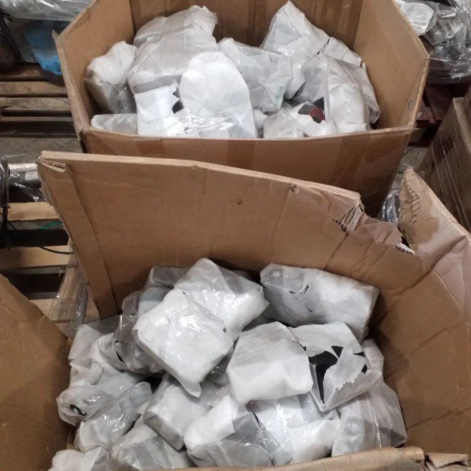 PALLET CONTAINING LARGE QUANTITY OF SHORT TABLE LEGS