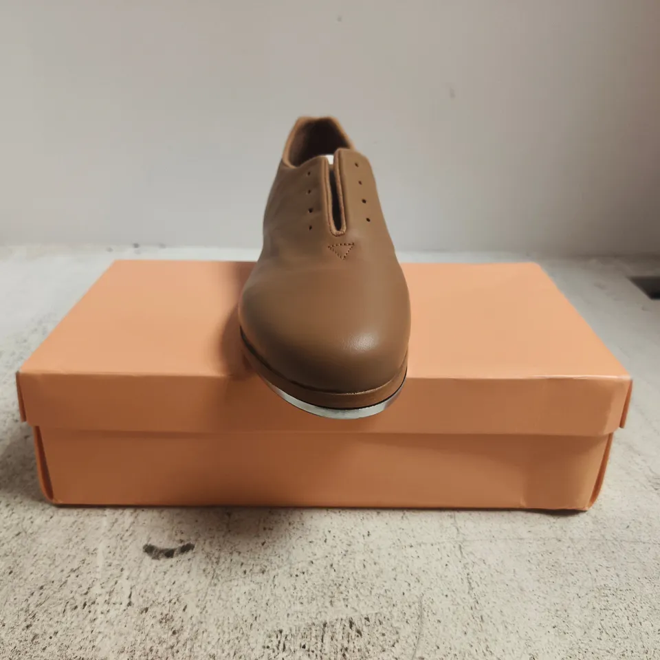 BOXED PAIR OF BLOCH JAZZ LACE UP TAP SHOES IN TAN SIZE 7.5