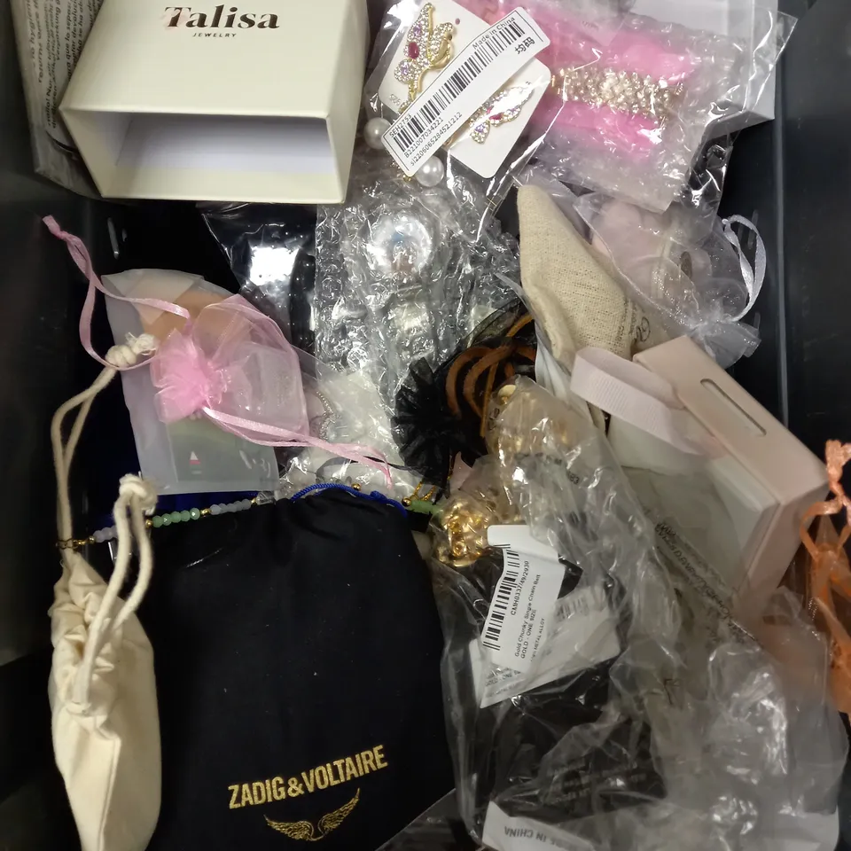BOX OF APPROXIMATELY 25 ASSORTED JEWELLERY ITEMS IN VARIOUS DESIGNS TO INCLUDE MOON EARRINGS, STUD EARRINGS, SILVER EFFECT BANGLE ETC  