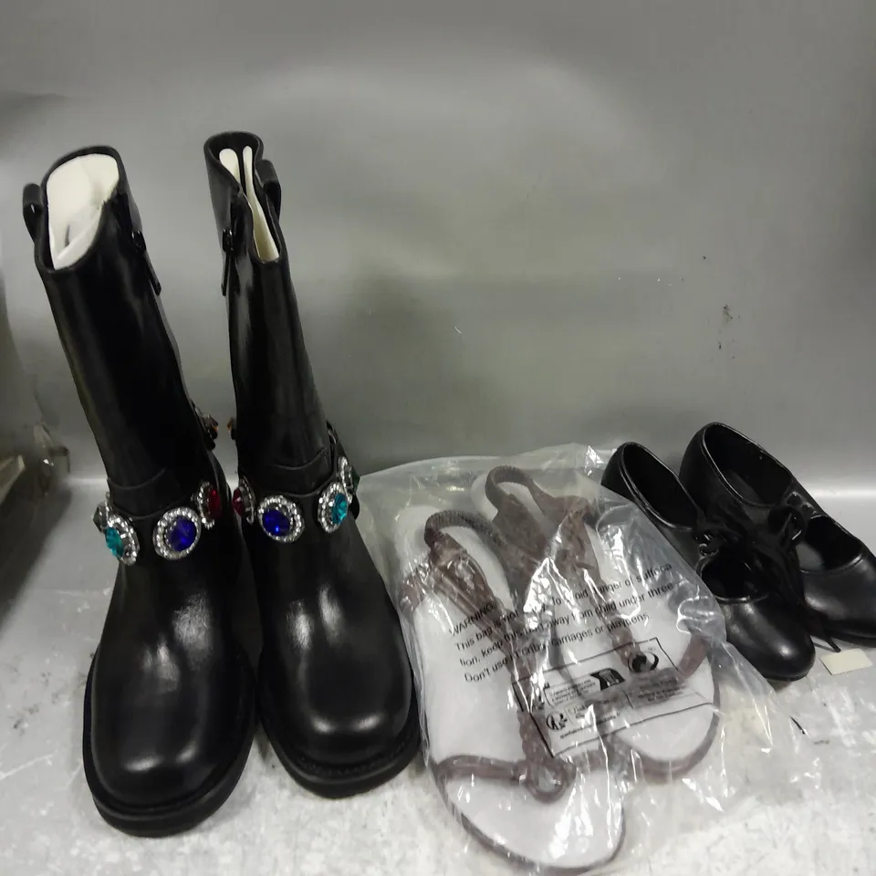 APPROXIMATELY 6 ASSORTED PAIRS OF SHOES IN VARIOUS STYLES & SIZES 