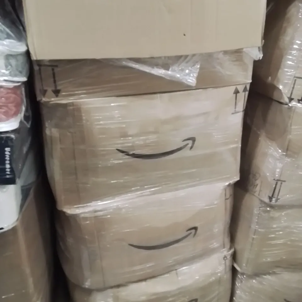 PALLET CONTAINING A LARGE QUANTITY OF PHONE CASES 