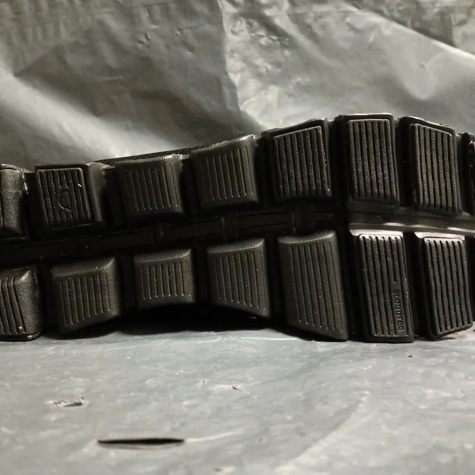 PAIR OF ON CLOUDSURFER TRAINERS IN BLACK SIZE UK 8