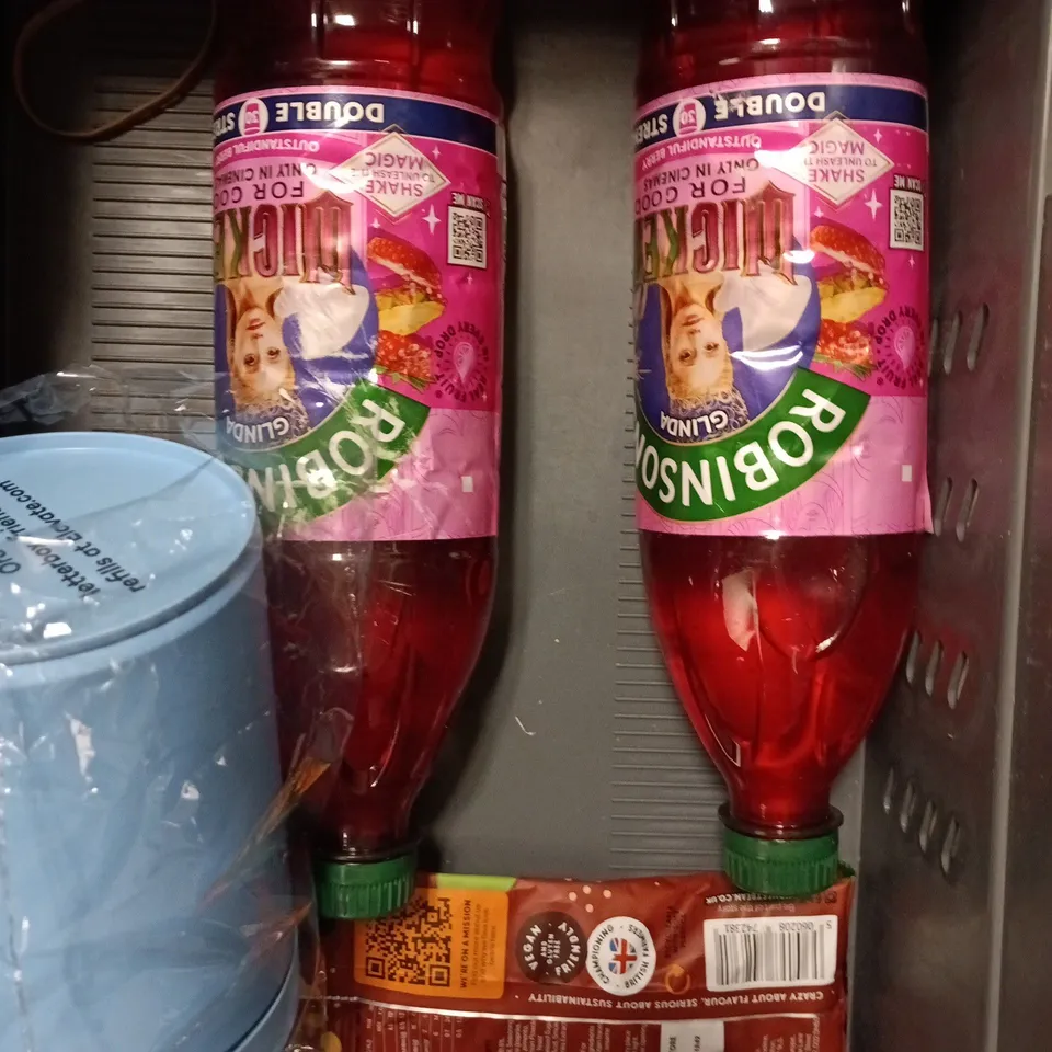 APPROXIMATELY 10 ASSORTED FOOD/DRINK PRODUCTS TO INCLUDE MILKA CHOCOLATE, FERRERO ROCHER, FAVA BEANS ETC 