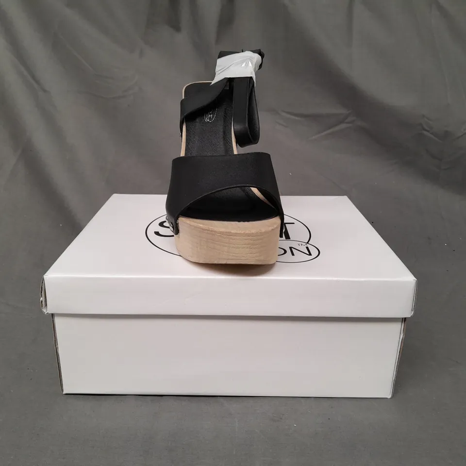 BOXED PAIR OF SPOT ON OPEN TOE HIGH BLOCK HEEL SANDALS IN BLACK SIZE 7