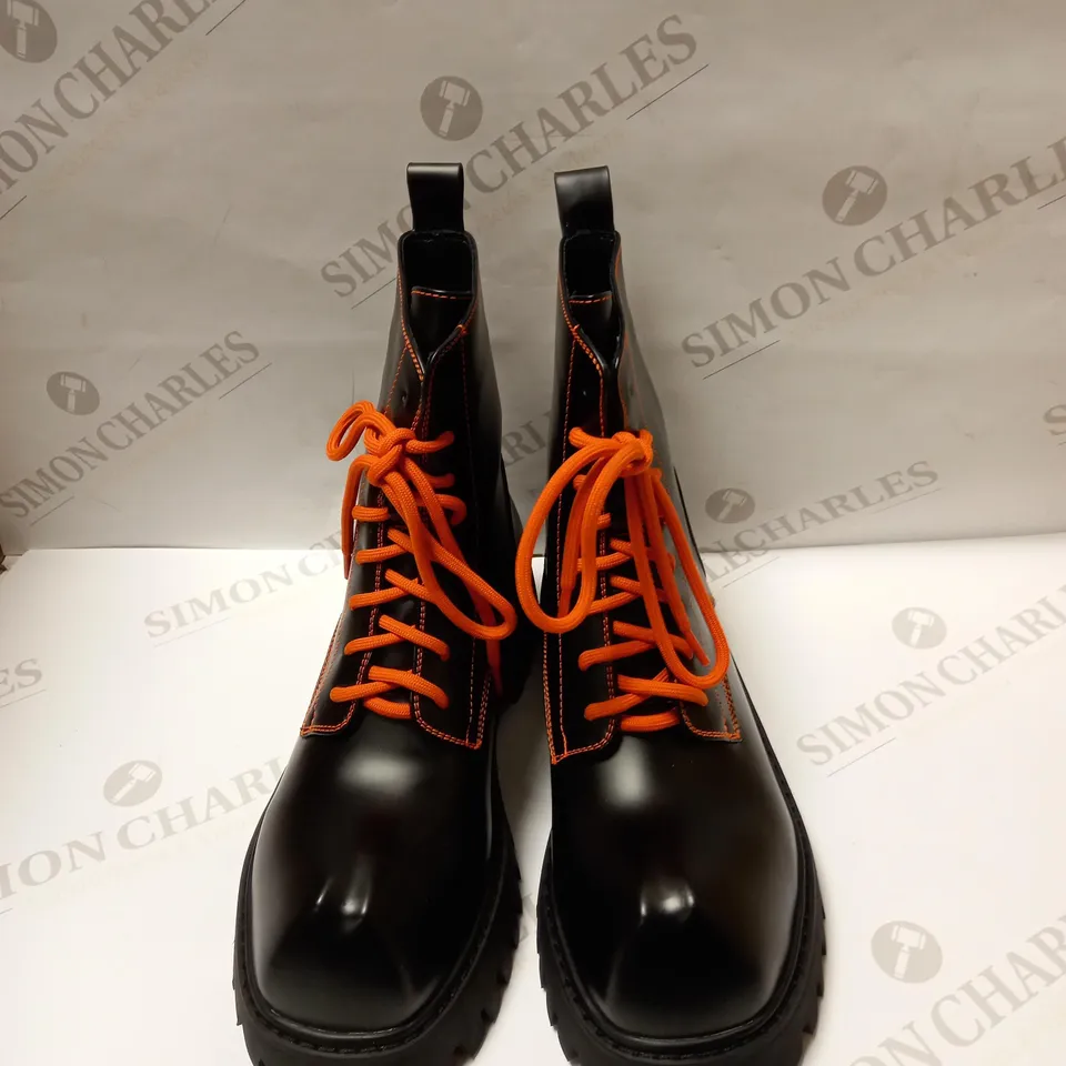 DESIGNER KOI BOZO ORANGE AND BLACK FORK TOE BOOTS SIZE 5