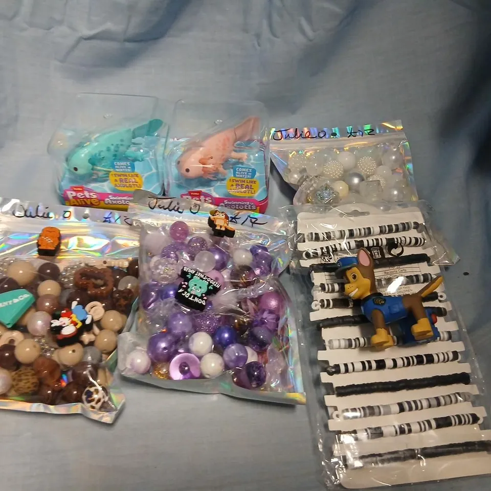 LARGE QUANTITY OF ASSORTED TOYS AND ACCESSORIES TO INCLUDE;  FASHION JEWELLERY, ZURU PETS ALIVE SWIMMING AXOLOTLS AND BEADS
