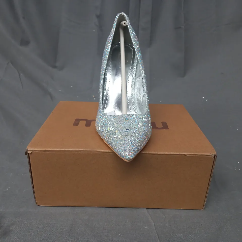 BOXED PAIR OF MOOW CLOSED TOE HIGH HEEL SHOES IN METALLIC SILVER W. JEWEL EFFECT EU SIZE 38