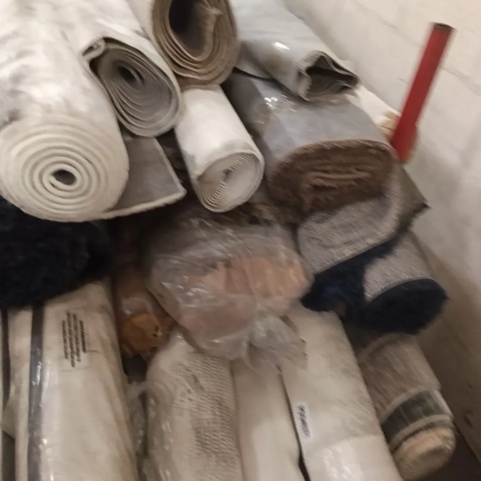 STILLAGE OF DESIGNER RUGS APPROXIMATELY 16 RUGS MEDIUM / LARGE
